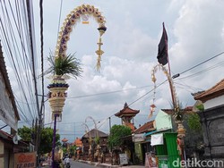 PLN Ingatkan Warga Perhatikan Jarak Penjor Galungan dengan Jaringan Listrik
