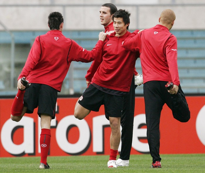 Dong Fangzhuo Manchester United's Dong Fangzhuo in action against Coventry City during the English League Cup third round soccer match at Old Trafford, Manchester, England, Wednesday Sept. 26, 2007. (AP Photo/Dave Thompson) ** NO INTERNET/MOBILE USAGE WITHOUT FAPL LICENCE - SEE IPTC SPECIAL INSTRUCTIONS FIELD FOR DETAILS **