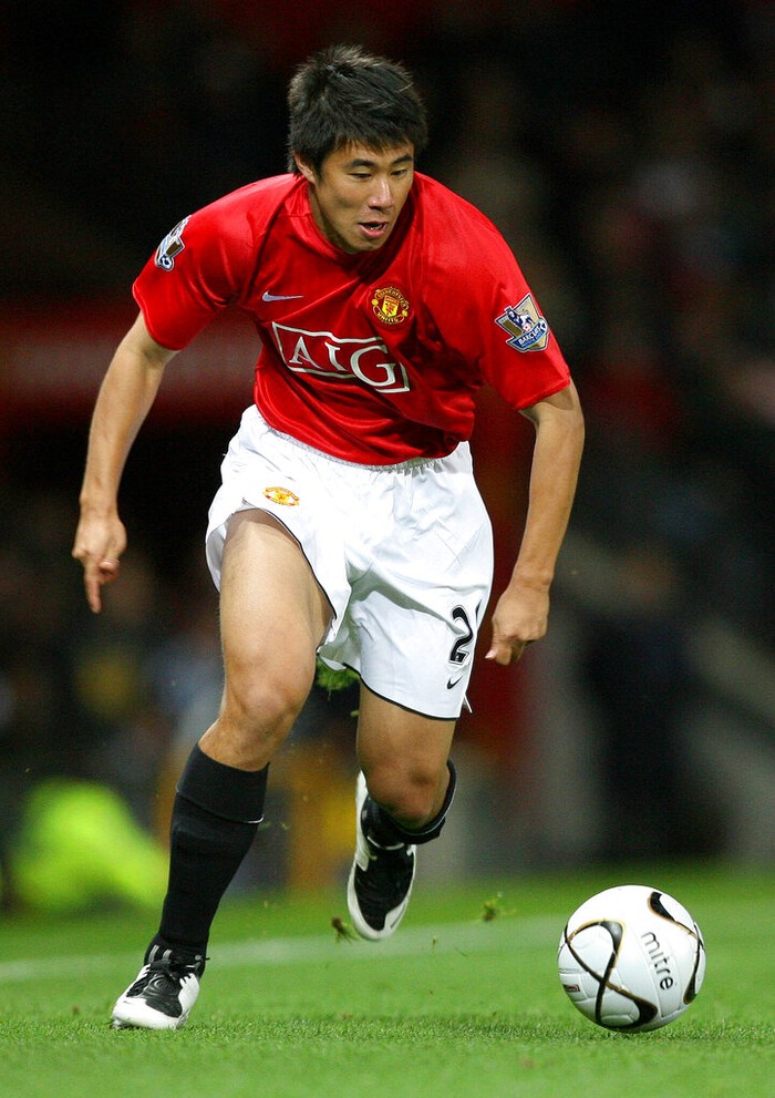 Manchester United's Dong Fangzhuo in action against Coventry City during the English League Cup third round soccer match at Old Trafford, Manchester, England, Wednesday Sept. 26, 2007. (AP Photo/Dave Thompson)  ** NO INTERNET/MOBILE USAGE WITHOUT FAPL LICENCE - SEE IPTC SPECIAL INSTRUCTIONS FIELD FOR DETAILS **