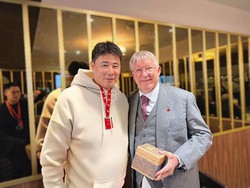 Dong selanjutnya pensiun dini, di usia 31 tahun. Dong selanjutnya membangun sekolah akademi sepakbola di Xiamen. Terbaru dirinya pulang mengunjungi Old Trafford dan disambut Sir Alex Ferguson, manajernya dulu (dok Manchester United)