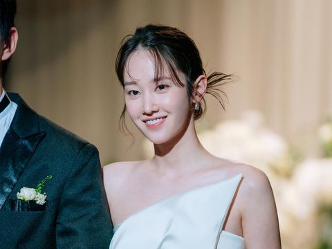 Drama Korea Wedding Impossible (2024) Jun Jong-seo sebagai Na A-jeong dalam drama Korea Wedding Impossible (2024). (Prime Video)