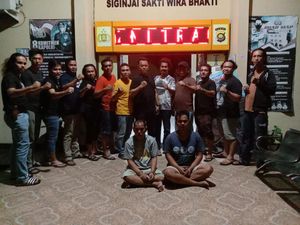 2 Pria Ngaku Polisi-Wartawan Diciduk Usai Peras Warga di Sarolangun 2 Pria Ngaku Polisi-Wartawan Diciduk Usai Peras Warga di Sarolangun