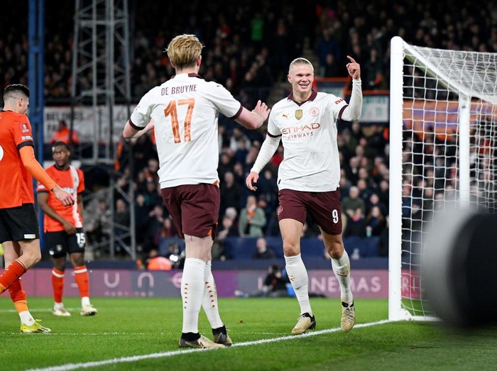 LUTON, ENGLAND - FEBRUARY 27: Erling Haaland of Manchester City celebrates scoring his teams fourth goal alongside teammate Kevin De Bruyne during the Emirates FA Cup Fifth Round match between Luton Town and Manchester City at Kenilworth Road on February 27, 2024 in Luton, England. (Photo by Shaun Botterill/Getty Images)