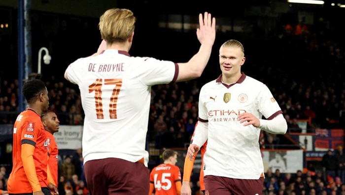 Erling Haaland, Kevin De Bruyne Soccer Football - FA Cup - Fifth Round - Luton Town v Manchester City - Kenilworth Road, Luton, Britain - February 27, 2024 Manchester Citys Erling Braut Haaland celebrates scoring their first goal with Kevin De Bruyne REUTERS/David Klein TPX IMAGES OF THE DAY