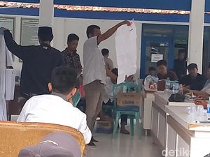 Hitung Ulang di Sampang Deadlock Lagi, Saksi Desak Buka Kotak Suara TPS Lain Hitung Ulang di Sampang Deadlock Lagi, Saksi Desak Buka Kotak Suara TPS Lain