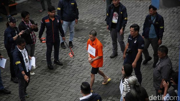 Tersangka Yudha Arfandi melakukan rekonstruksi pembunuhan anak Tamara Tyasmara, Dante (6). Yudha menenggelamkan Dante sebanyak 12 kali.