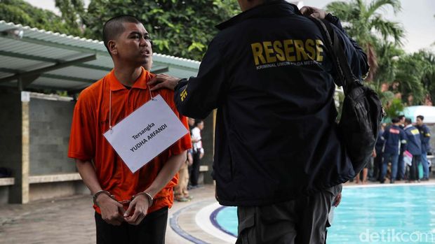 Tersangka Yudha Arfandi melakukan rekonstruksi pembunuhan anak Tamara Tyasmara, Dante (6). Yudha menenggelamkan Dante sebanyak 12 kali.