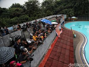 Yudha Arfandi Reka Ulang 69 Adegan Tenggelamkan Dante di Kolam Renang Yudha Arfandi Reka Ulang 69 Adegan Tenggelamkan Dante di Kolam Renang