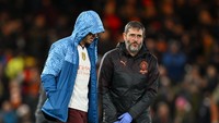 Jack Grealish tampak terpukul, sampai menutup wajahnya. Grealish bahkan sampai menangis (Getty Images)