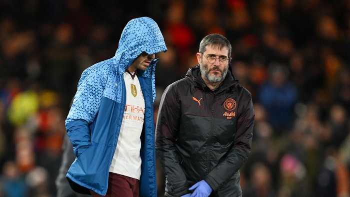 LUTON, ENGLAND - FEBRUARY 27: Jack Grealish of Manchester City looks dejected after picking up an injury as he makes his way to the dressing room at the end of the first half alongside a member of Manchester Citys medical team during the Emirates FA Cup Fifth Round match between Luton Town and Manchester City at Kenilworth Road on February 27, 2024 in Luton, England. (Photo by Shaun Botterill/Getty Images)