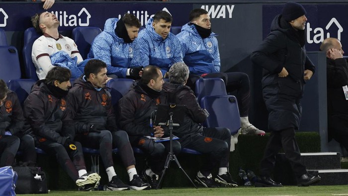 Soccer Football - FA Cup - Fifth Round - Luton Town v Manchester City - Kenilworth Road, Luton, Britain - February 27, 2024 Manchester Citys Jack Grealish looks dejected after being substituted as manager Pep Guardiola looks on Action Images via Reuters/Peter Cziborra