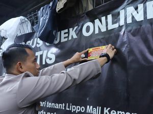 Antisipasi Curanmor, Kapolsek Mampang Imbau Warga-Pasang Stiker di Titik Rawan Antisipasi Curanmor, Kapolsek Mampang Imbau Warga-Pasang Stiker di Titik Rawan