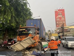 Truk Kontainer Tabrak Beton Pembatas Jalan di Bekasi, Arus Lalin Macet
