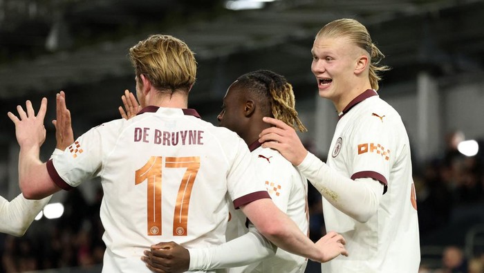 Soccer Football - FA Cup - Fifth Round - Luton Town v Manchester City - Kenilworth Road, Luton, Britain - February 27, 2024 Manchester Citys Erling Braut Haaland celebrates scoring their third goal with Jeremy Doku and Kevin De Bruyne REUTERS/David Klein