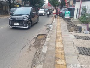 Duh! Kondisi Jalan di Gatsu Bandung Banyak Berlubang