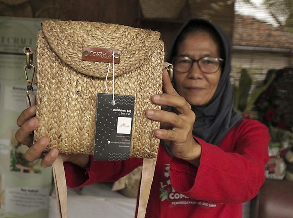 Kreatif, Pelepah Pisang Disulap Jadi Tas Cantik