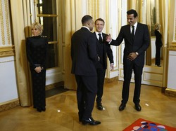 Tak hanya Presiden Prancis, Mbappe turut bertemu Emir Qatar Tamim bin Hamad Al-Thani di Istana Elysee. (Foto: AFP/YOAN VALAT)