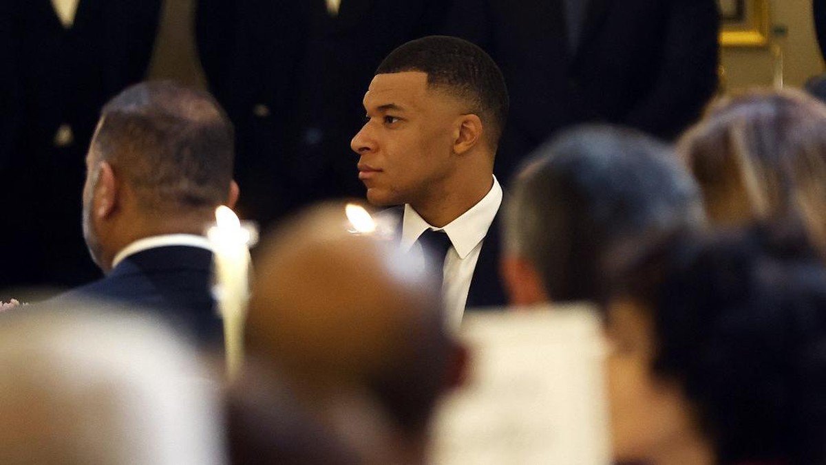 Kylian Mbappe dalam pertemuand dengan Presiden Prancis dan Emir Qatar. (Foto: AFP/YOAN VALAT)