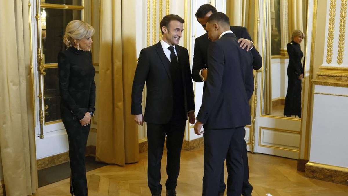 Kylian Mbappe bersama Presiden Prancis, Emmanuel Macron. (Foto: AFP/YOAN VALAT)
