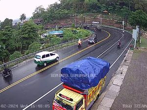 Jalan Jogja-Wonosari Sore Ini Ramai, Hati-hati Jalan Licin!