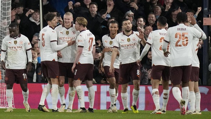 Manchester Citys Erling Haaland, third from left, celebrates with his teammates after scoring his sides fifth goal during the FA Cup 5th round soccer match between Luton Town and Manchester City at the Kenilworth Road Stadium in Luton, England, Tuesday, Feb. 27, 2024. (AP Photo/Alastair Grant)