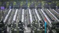 Penampakan 228 Alutsista dan Motor Listrik dari Menhan