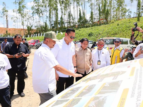Berkacamata Hitam, Intip Gaya AHY Injakkan Kaki Perdana di IKN