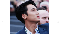 Foto Mingyu Seventeen Debut di Paris Fashion Week, Ganteng Bikin Jatuh Cinta