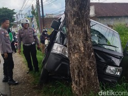 Hindari Pemotor, Pikap di Klaten Tabrak Pohon Trembesi di Jalan Jogja-Solo