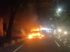 Mobil Terbakar di Jl TB Simatupang, Asap Mengepul
