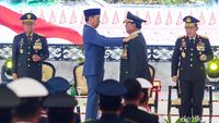 Momen Jokowi Anugerahkan Pangkat Jenderal TNI Bintang 4 untuk Prabowo