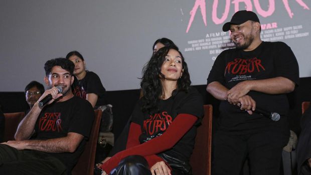 Pemain film Siksa Kubur Reza Rahadian (kiri) bersama Faradina Mufti (tengah), dan sutradara film Siksa Kubur Joko Anwar (kanan) mengikuti konferensi pers peluncuran poster film Siksa Kubur di Jakarta, Rabu (28/2/2024). Film Siksa Kubur akan tayang di bioskop pada 10 April 2024. ANTARA FOTO/Asprilla Dwi Adha