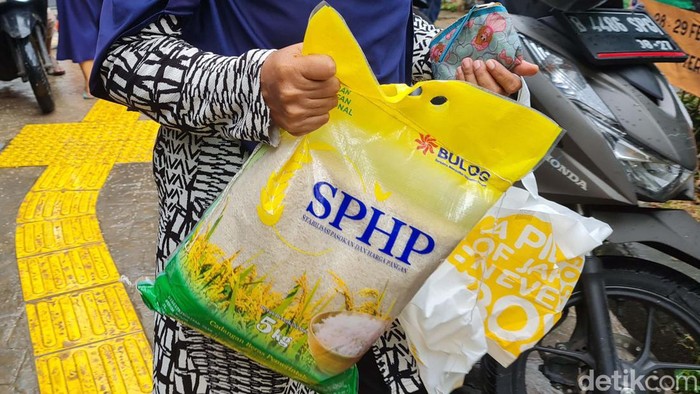 Pemerintah Terus Salurkan Beras SPHP Warga berbelanja beras SPHP Bulog di RPTRA Teratai, Tebet, Jakarta Selatan, Rabu (28/2/2024). Pemerintah terus mengelar pasar murah khususnya beras biar sanggup menstabilkan harga beras. 5 kg beras SPHP Bulog dijual Rp 53 ribu. Di lokasi ini disiapkan 300 kantor beras SPHP 5 kg dengan total 1,5 ton.