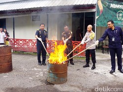 Kejari Manggarai Musnahkan 19.200 Bungkus Rokok Ilegal dan Narkoba