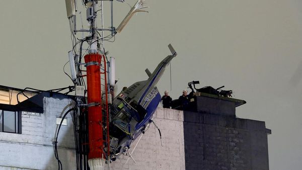 Penampakan Helikopter Jatuh di Kolombia Akibat Angin Kencang