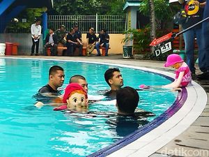 Reka Ulang di Kolam Renang, Sosok Dante Digantikan Boneka Merah Reka Ulang di Kolam Renang, Sosok Dante Digantikan Boneka Merah