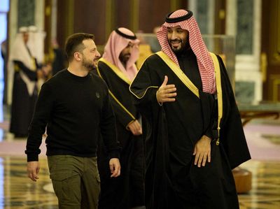 Potret Presiden Ukraina Zelensky Bertemu Putra Mahkota Arab Saudi