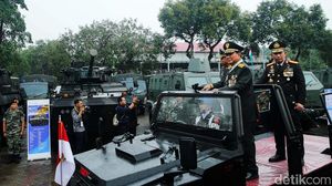 Momen Prabowo Naik Rantis Cek Alutsista di Mabes TNI