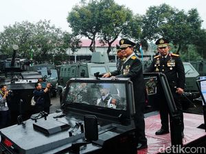 Momen Prabowo Naik Rantis Cek Alutsista di Mabes TNI