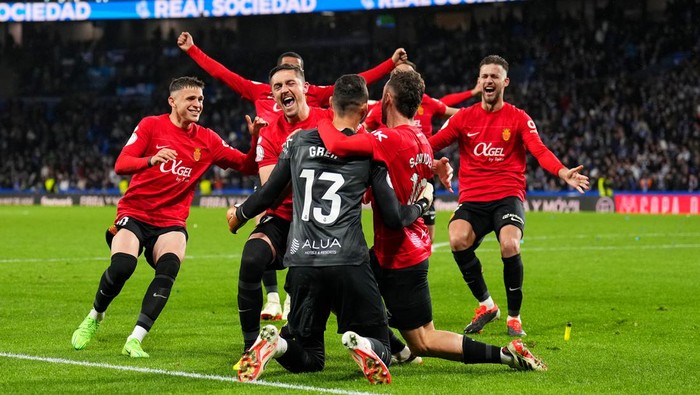 SAN SEBASTIAN, SPAIN - FEBRUARY 27: Dominik Greif, Sergi Darder and players of RCD Mallorca celebrate after the teams victory in the penalty shoot out in the Copa del Rey Semifinal match between Real Sociedad and RCD Mallorca at Reale Arena on February 27, 2024 in San Sebastian, Spain. (Photo by Juan Manuel Serrano Arce/Getty Images)