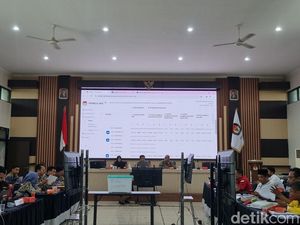 Baru 1 Kecamatan Ikuti Rekapitulasi Suara di KPU Surabaya