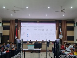 Baru 1 Kecamatan Ikuti Rekapitulasi Suara di KPU Surabaya