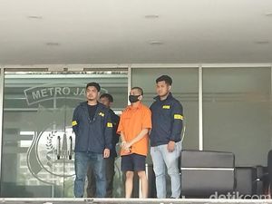 Reka Ulang, Pembunuh Anak Tamara Berbaju Tahanan dan Diborgol Reka Ulang, Pembunuh Anak Tamara Berbaju Tahanan dan Diborgol