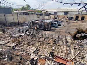 Polisi Olah TKP Gudang BBM Terbakar di Lampung, Penyebab Masih Misteri Polisi Olah TKP Gudang BBM Terbakar di Lampung, Penyebab Masih Misteri