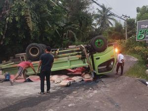 Tak Kuat Menanjak, Truk Semen Terguling di Sukamakmur Bogor