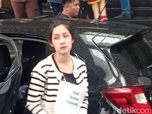 Saat Tamara Tyasmara Hadiri Rekonstruksi Pembunuhan Anaknya
