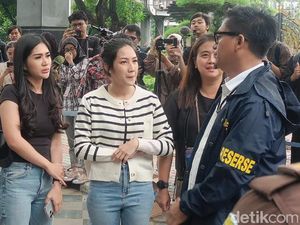 Penampakan Tamara Tyasmara Hadiri Rekonstruksi Pembunuhan Anaknya Penampakan Tamara Tyasmara Hadiri Rekonstruksi Pembunuhan Anaknya