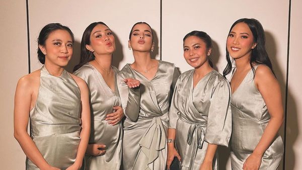 8 Potret Tasya Farasya Jadi Bridesmaid, Menawan Dengan Dress Warna Sage