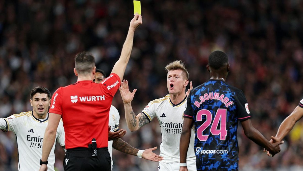Toni Kroos dapat kartu kuning di laga Real Madrid vs Sevilla. (Foto: REUTERS/VIOLETA SANTOS MOURA)