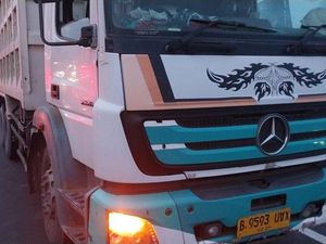 Bawa 31 Ton Keramik, Truk Mogok Biang Macet di Tomang Susah Dievakuasi